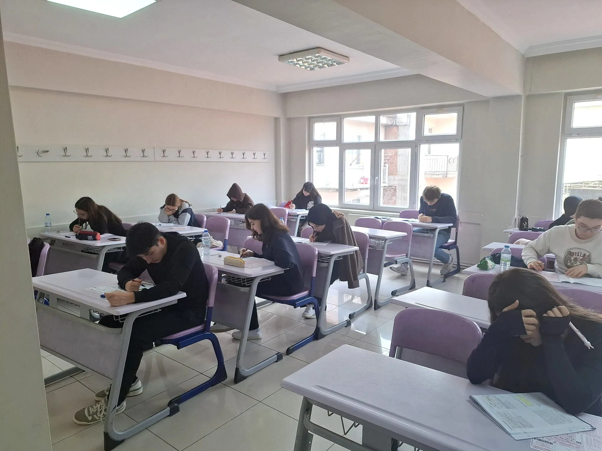 Tokat Analiz Kurs Merkezi’nde deneme sınavı çözen öğrenciler